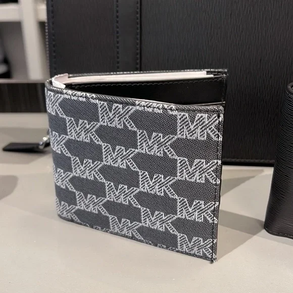 Michael Kors Men’s Women’s Cooper Logo Fabric Billfold Wallet Black Multi NWT - Picture 4 of 16